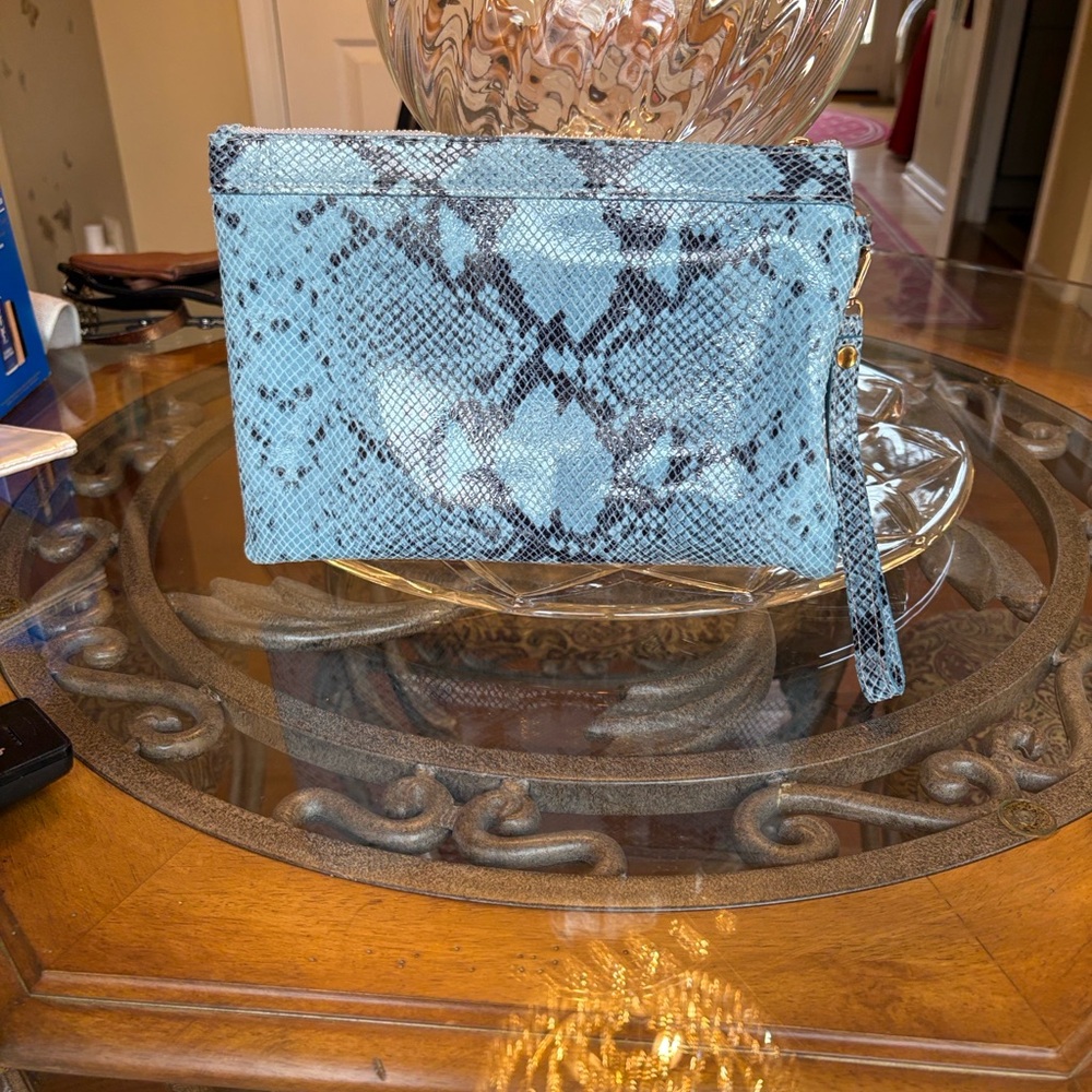 🐍-Laura Dimaggio Bags Python Pattern
Clutch Wristlet. Blue color
